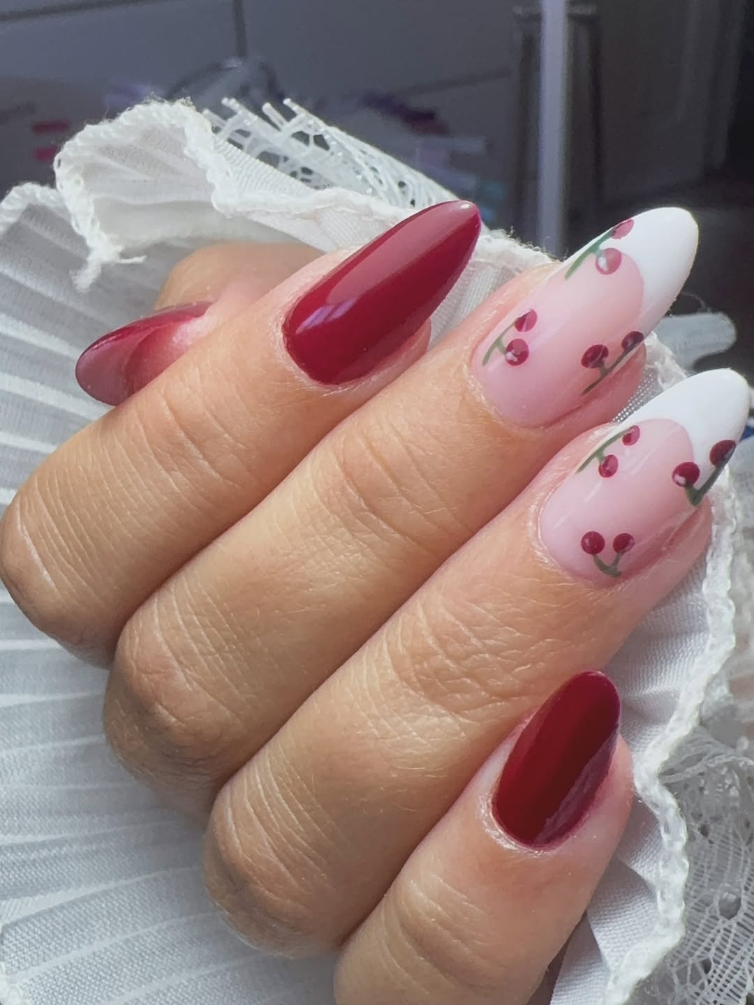Trabalho de Daniela Magalhães em formato amendoado com nail art de cerejas