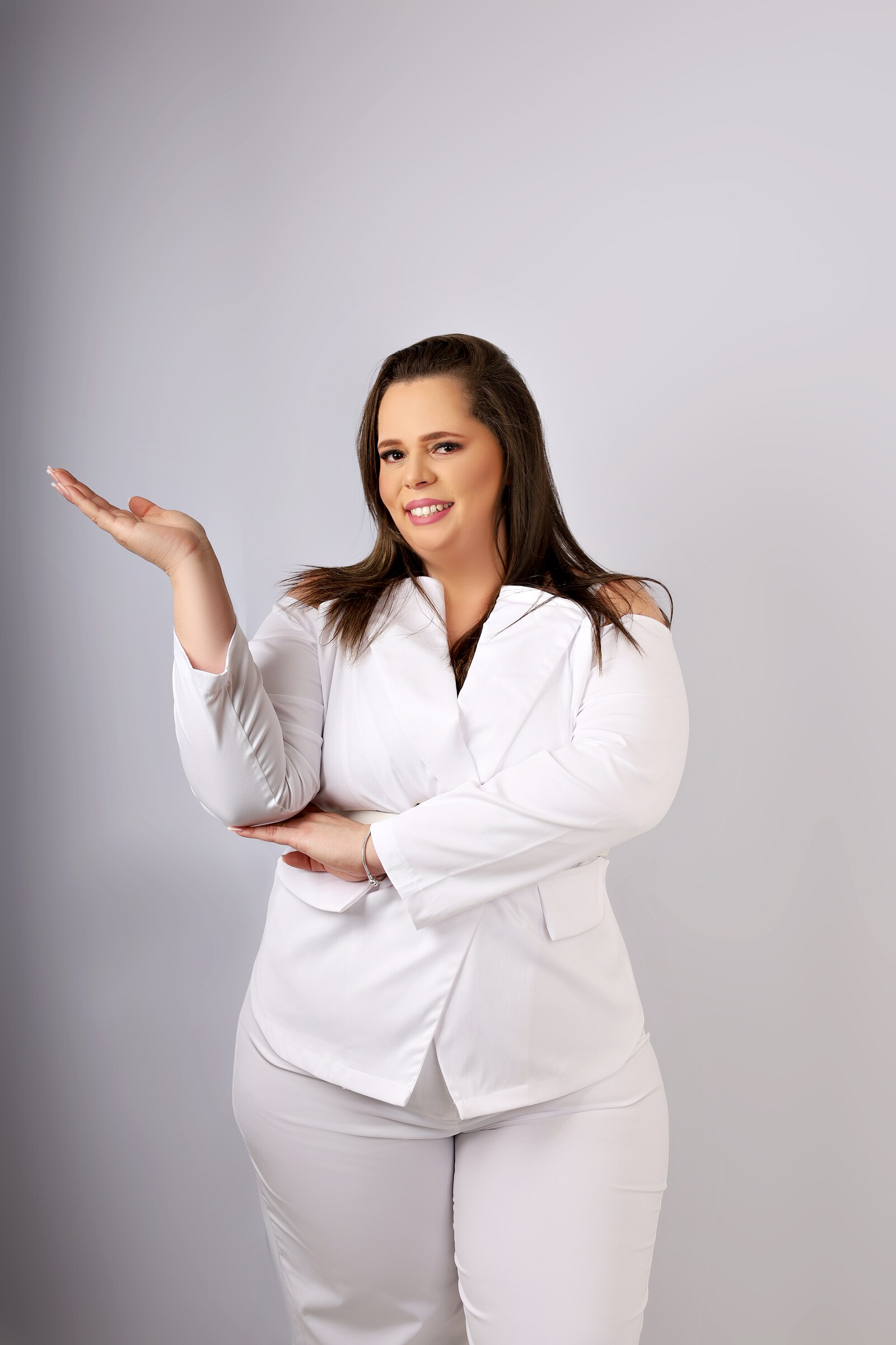 Retrato profissional de corpo inteiro de Daniela Magalhães